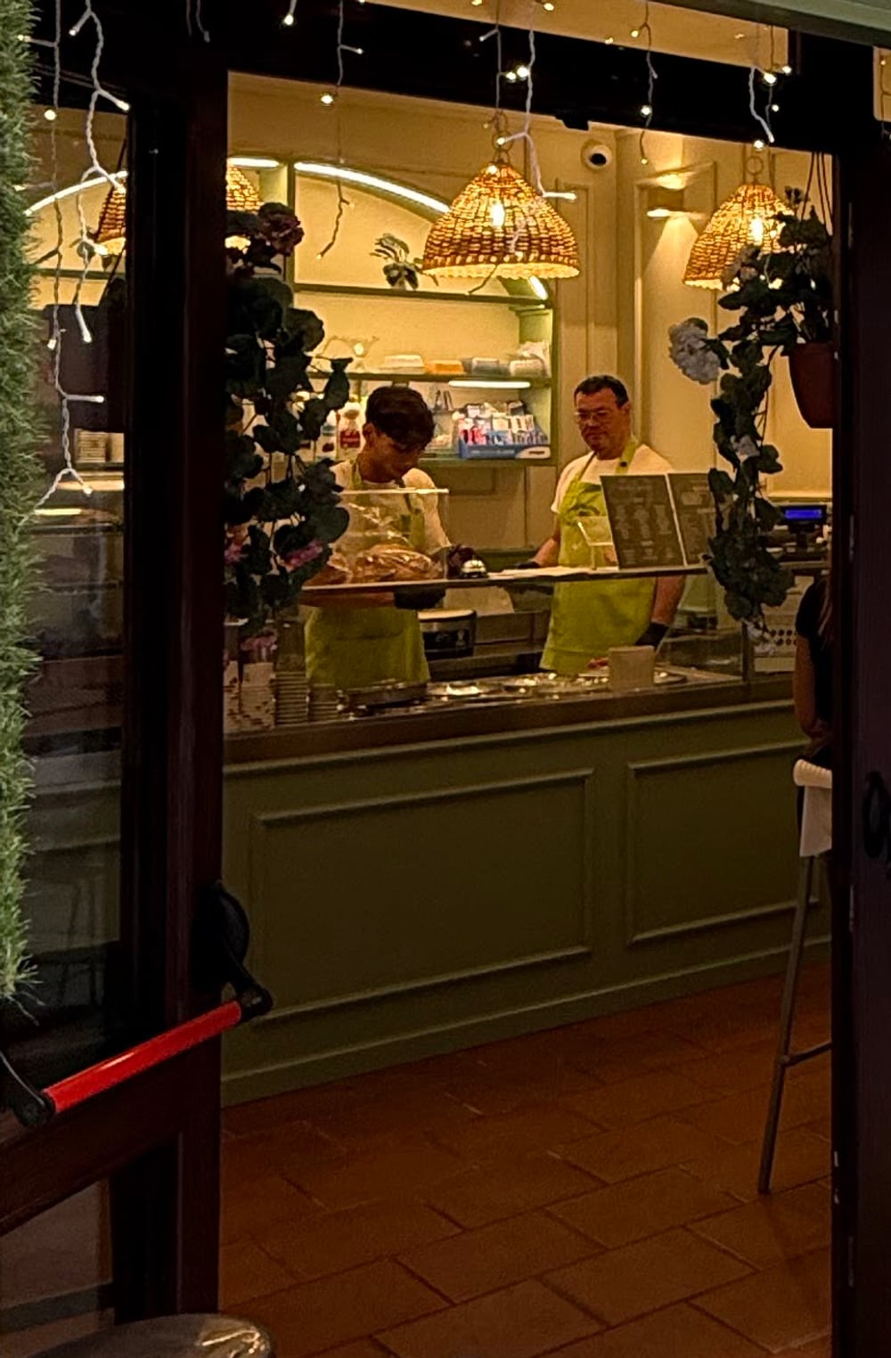 L'interno della gelateria: lampade in vimini, il banco in legno oliva, il pavimento in cotto