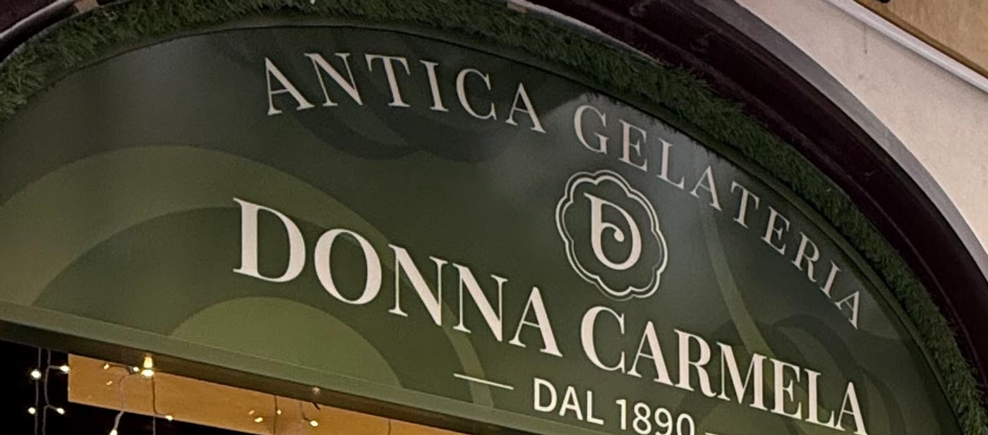 L'insegna: Antica Gelateria Donna Carmela, dal 1890