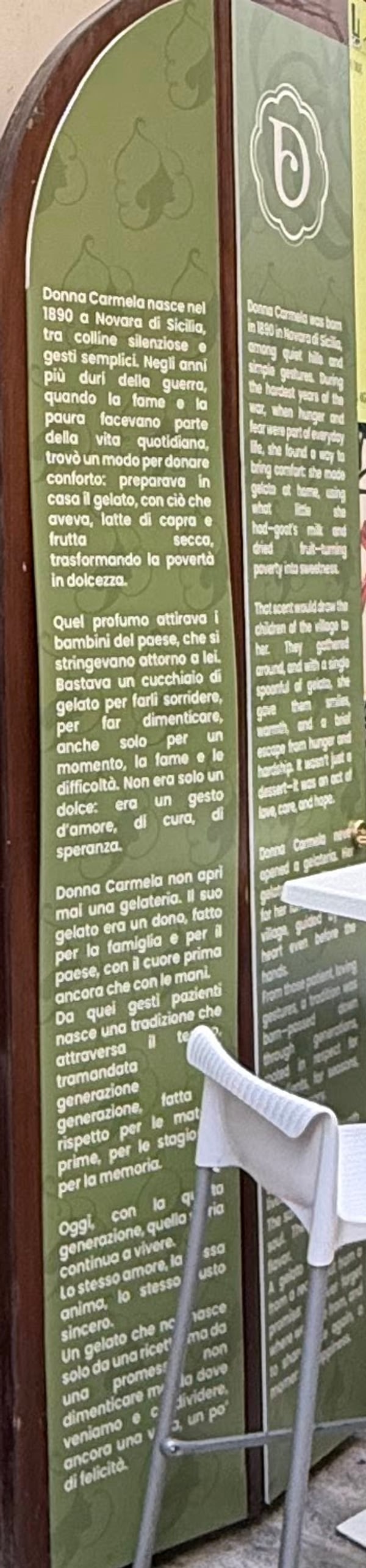 Il pannello con la storia della gelateria, stampato accanto alla porta