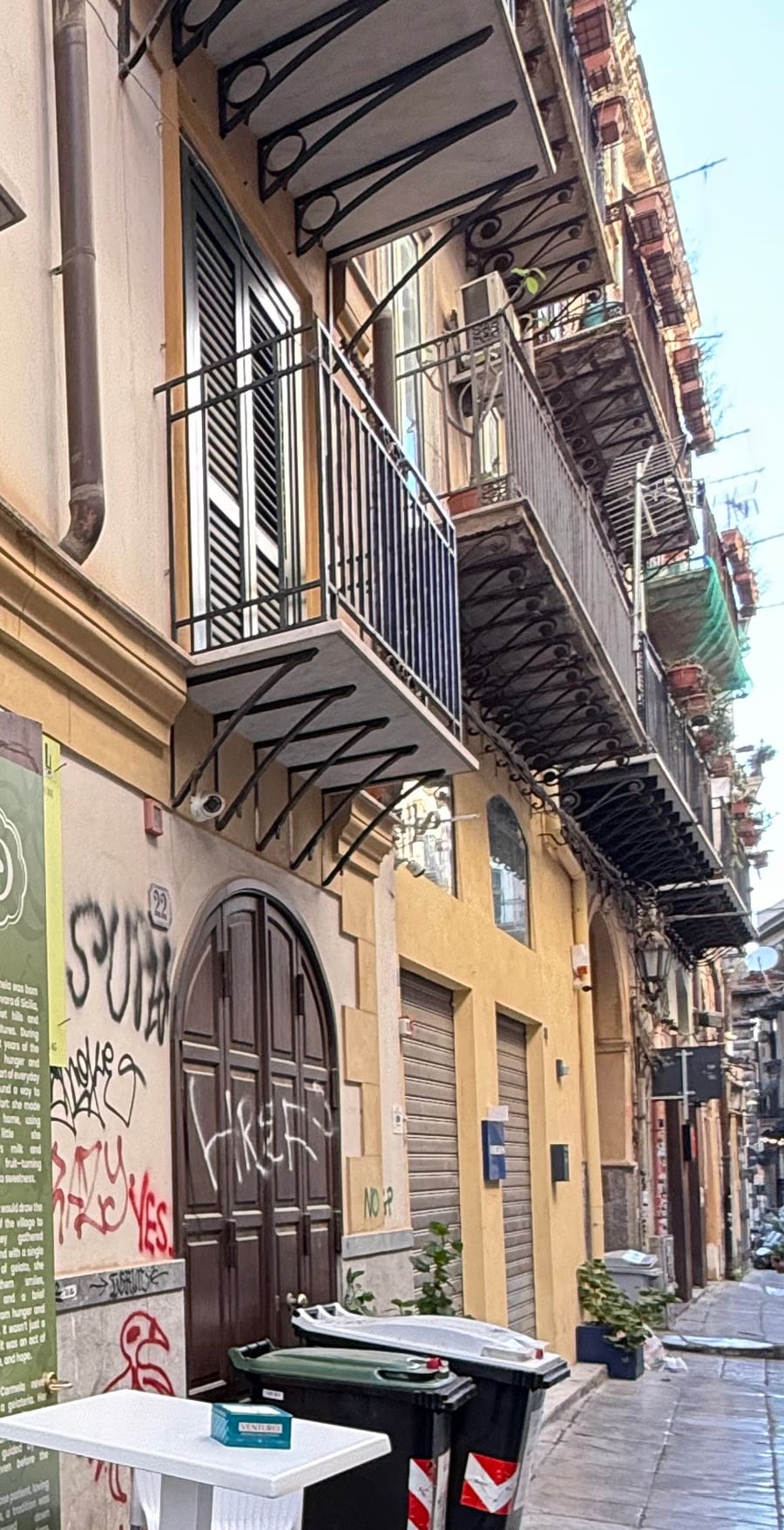 Via Alessandro Paternostro vista dalla porta della gelateria